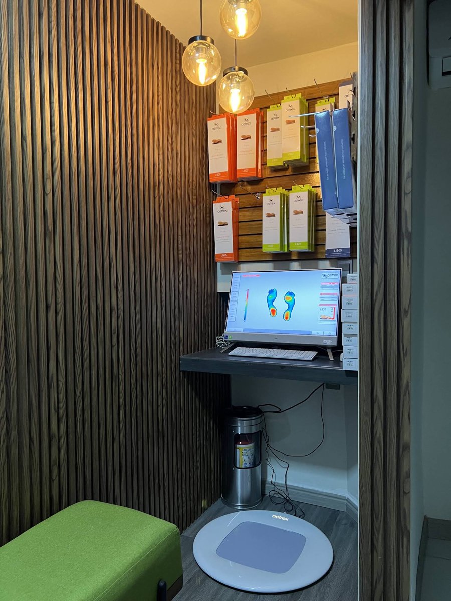 Cabina de escaneo de pisada Aetrex en Stand by Feet Podología